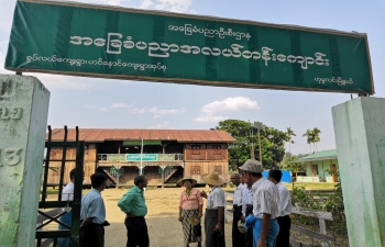 Mr.Nandan Singh Bhaisora, Consul General accompanied by H.E. Daw Nan Hmwe Hmwe Khin, Minister, Sagaing Govt  visited Basic Education Middle School, Swet Lae Village, near Homalin and had interaction with the Teachers &  Village Admn. The building by villagers donation-in delapidated condition now.