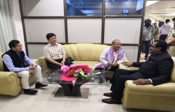 Hon. Shri Ram Madhav, National General Secretary, BJP, welcoming H.E. Dr. Aung Moe Nyo, Chief Minister Magway Region and other delegates in Moreh; also hosting lunch. Ambassador of Myanmar in India and Commerce Minister of Manipur also being present.